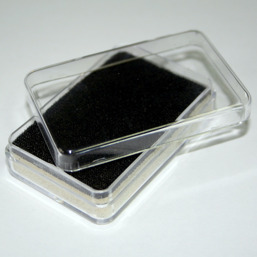Plastová krabička s černým molitanem